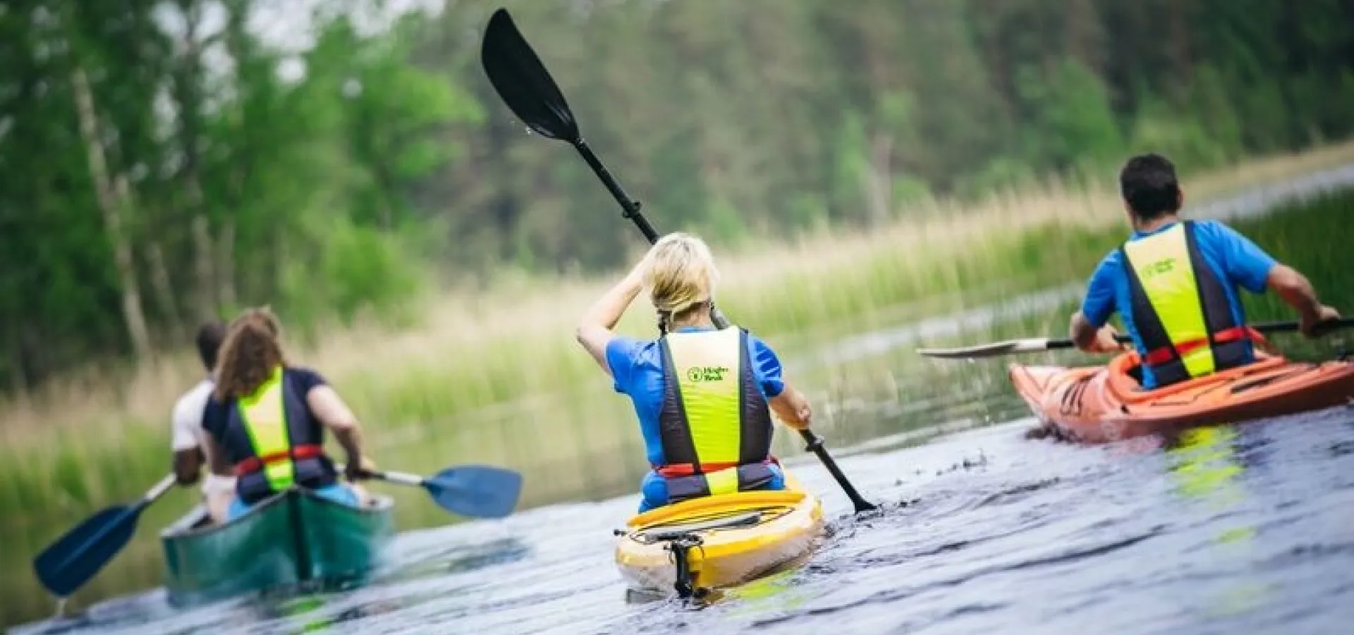 Paddling bakifrån tre kanoter