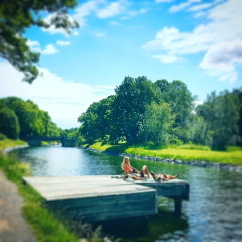 Badande vid djurgårdskanalen - Foto VerdeVerde Travel