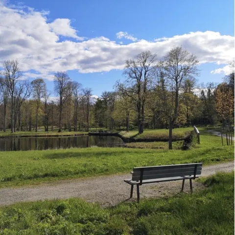 Stillsam promenadväg vid lilla sjön i Axmar bruk