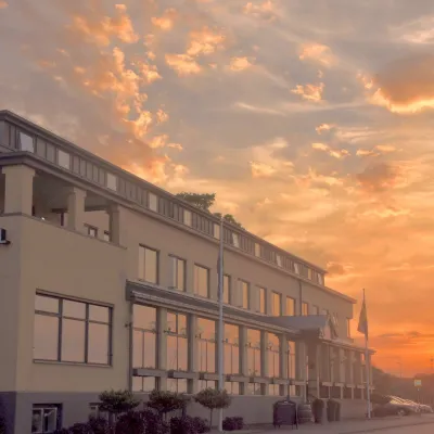 Hotel Svea utsida med himmel som bakgrund