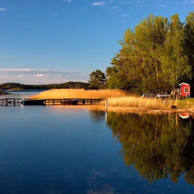 Liten röd stuga på en ö