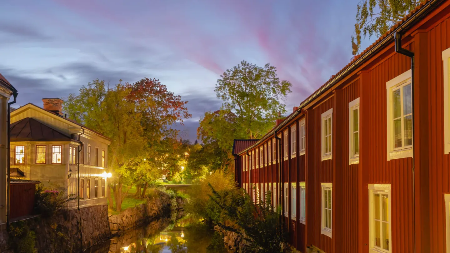 Gamalt fina gula och röda trähus vid kanalen i Västerås - Foto Shutterstock / VisitTo